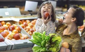 Юрист Русяев объяснил, что грозит покупателю за пробу продуктов в магазине до оплаты