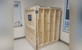 В США учителя во время уроков держали ученика с аутизмом в деревянном ящике