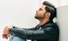 Психолог Шамсутдинов: депрессию у близкого можно заметить по телу и поведению