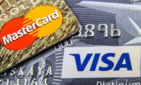 Россиян предупредили о росте рисков при использовании карт Visa и Mastercard