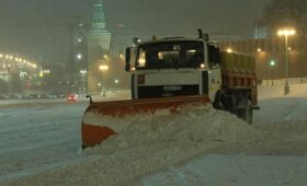 Городские службы Москвы приступили к механизированной уборке улиц на фоне снегопада