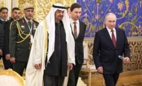 Президент ОАЭ приехал в Москву в куртке, которую ему подарил Путин