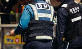 Мужчина добавлял свою мочу в бутылки с напитками в магазинах Гонконга