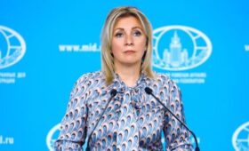 Захарова в шутку назвала солнцезащитные очки Макрона волшебными