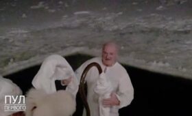 Лукашенко окунулся в прорубь на Крещение