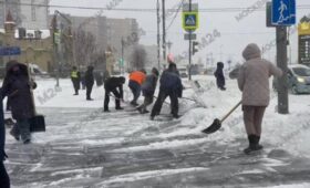 Около 130 тыс человек и более 15 тыс единиц техники задействованы в уборке снега в Москве