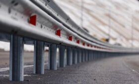 Более 60 км барьерных ограждений отремонтировали после ДТП в Москве в 2025 году