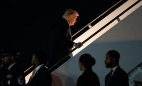 Самолет Трампа после вылета в Давос развернулся из-за выявленных неполадок