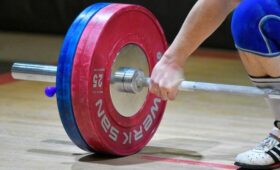 Российских штангистов до 20 лет допустили до турниров с флагом и гимном