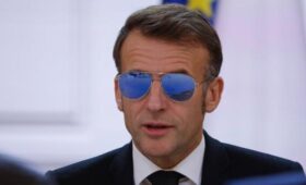 Макрон прибыл в Елисейский дворец в солнцезащитных очках