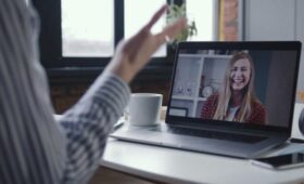 HR-эксперт Лоикова посоветовала не проводить видеособеседование в кафе