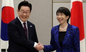 Президент Южной Кореи и премьер Японии исполнили песню BTS на барабанах