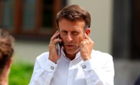 СМИ показали кадры разговора Трампа и Макрона о прекращении огня на Украине