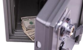 В США мужчина за 500 долларов купил старый сейф с миллионами внутри