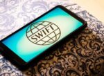 Доля доллара в расчетах через SWIFT опустилась ниже 80% впервые в истории
