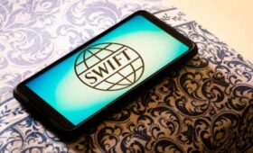 Доля доллара в расчетах через SWIFT опустилась ниже 80% впервые в истории