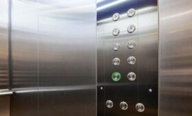 Более 5,5 тысячи лифтов заменят в Москве в 2026 году