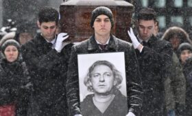 Продюсер Александр Олейников похоронен на Троекуровском кладбище