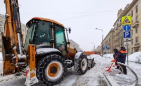 Городские службы в усиленном режиме очищают Москву от снега во время оттепели