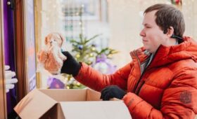 Москвичи приносят в павильоны «Фабрика подарков» товары для бойцов СВО