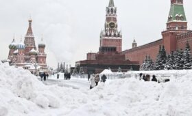 Рекордные для зимы сугробы выросли до 84 см в Москве