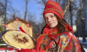 Эксперт Ромашина рекомендовала выбирать для блинов цельнозерновую муку и кефир