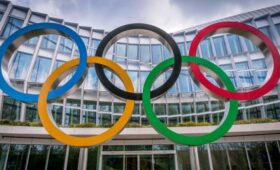 Российский флаг вывесили во время хоккейного матча сборных США и Чехии на ОИ-2026