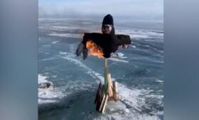 Похожее на певца Shaman чучело сожгли на Байкале после его поездки на озеро
