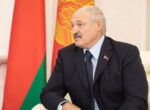 Лукашенко отказался пробовать снюс, который предложил ему белорусский премьер