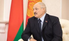 Лукашенко отказался пробовать снюс, который предложил ему белорусский премьер