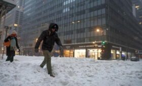 После сильного снегопада на улицах Нью-Йорка скопились горы мусора и сугробы