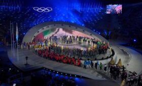 Спортсмены из РФ приняли участие в параде атлетов на церемонии закрытия ОИ