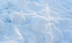 Юрист Зуй: сброс снега на чужой дачный участок нарушает Гражданский кодекс РФ