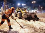 Городские службы Москвы в цикличном режиме очищают дороги и тротуары от снега