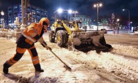 Городские службы Москвы в цикличном режиме очищают дороги и тротуары от снега