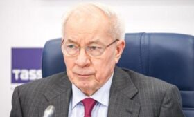 Азаров: Великобритания, Германия и Франция пытаются сорвать мирные переговоры