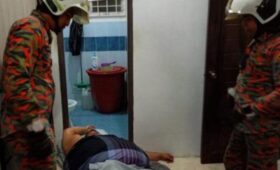 Восемь пожарных в Малайзии спасли 350-килограммового мужчину, застрявшего в ванне