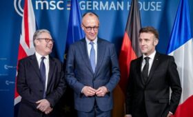 BZ: инцидент с Макроном и Мерцем в Мюнхене грозит расколом между Францией и ФРГ