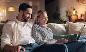 Психолог Самбурский: нахождение рядом с партнером 24/7 приводит к потере индивидуальности