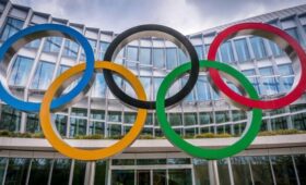 МОК объяснил решение не дарить россиянам смартфоны на ОИ-2026