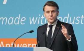 Макрон признался в излишней самоуверенности и своих ошибках