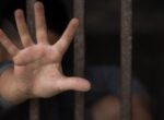 People: три американки держали ребенка в собачьей клетке и морили голодом