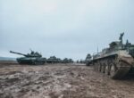 MWM: США и Британия развернули боевые танки недалеко от границы России