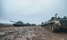 MWM: США и Британия развернули боевые танки недалеко от границы России