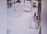 Девочка пострадала после схода снега с крыши дома в Кирове