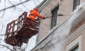 Москвичей призвали к осторожности из-за работ по очистке крыш от снега