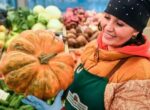 Участница московской ярмарки отправляет бойцам СВО фрукты из собственного сада