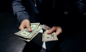 Экономист Зельцер: доллар будет стоить около 78 рублей на следующей неделе