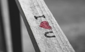 Эксперт Балакаев: любовная надпись на 14 февраля может повлечь уголовную ответственность