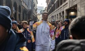 Экс-футболист Ибрагимович пронес факел Олимпиады-2026 в Милане